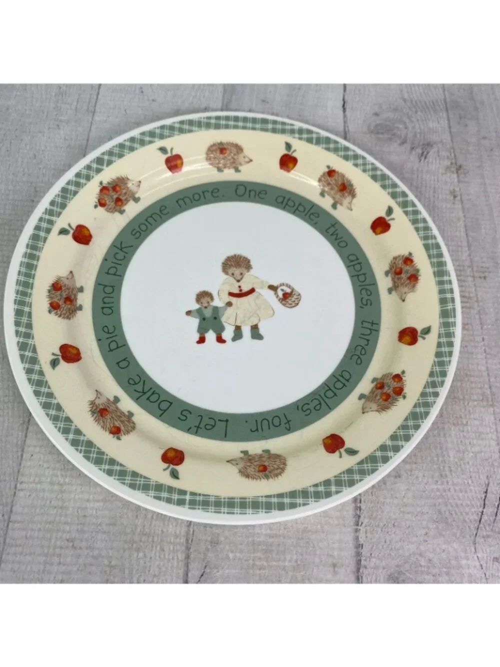 Corelle Red APPLE Hedgehog Break Chip Resistant Green Woven Lunch Plates Set 4